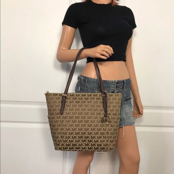 MICHAEL KORS LARGE SAFFIANO LEATHER SHOULDER TOTE - Picture 7 of 8